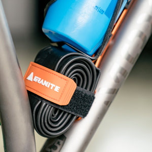 ストラップを必需品に巻き付け、バックルに通します。