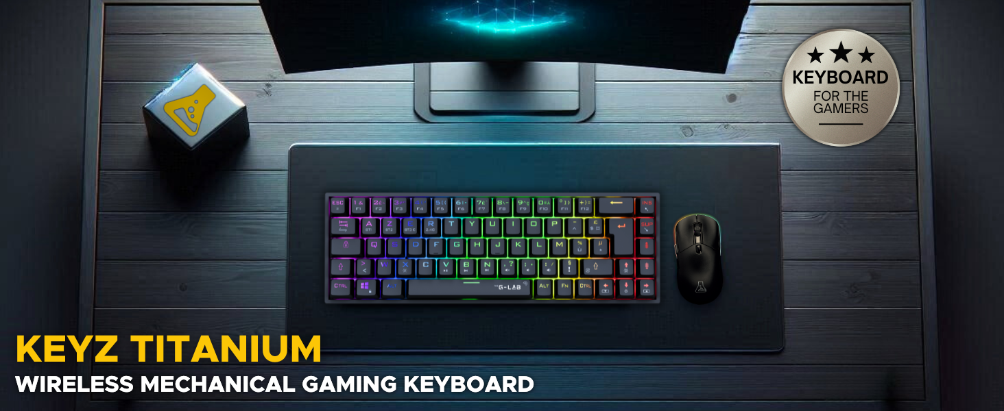 avec touches rétroéclairées RGB sur bureau sombre. Design compact, souris d'accompagnement et emballage coloré du produit visible. Effet d'éclairage arc-en-ciel affiché sur les touches.