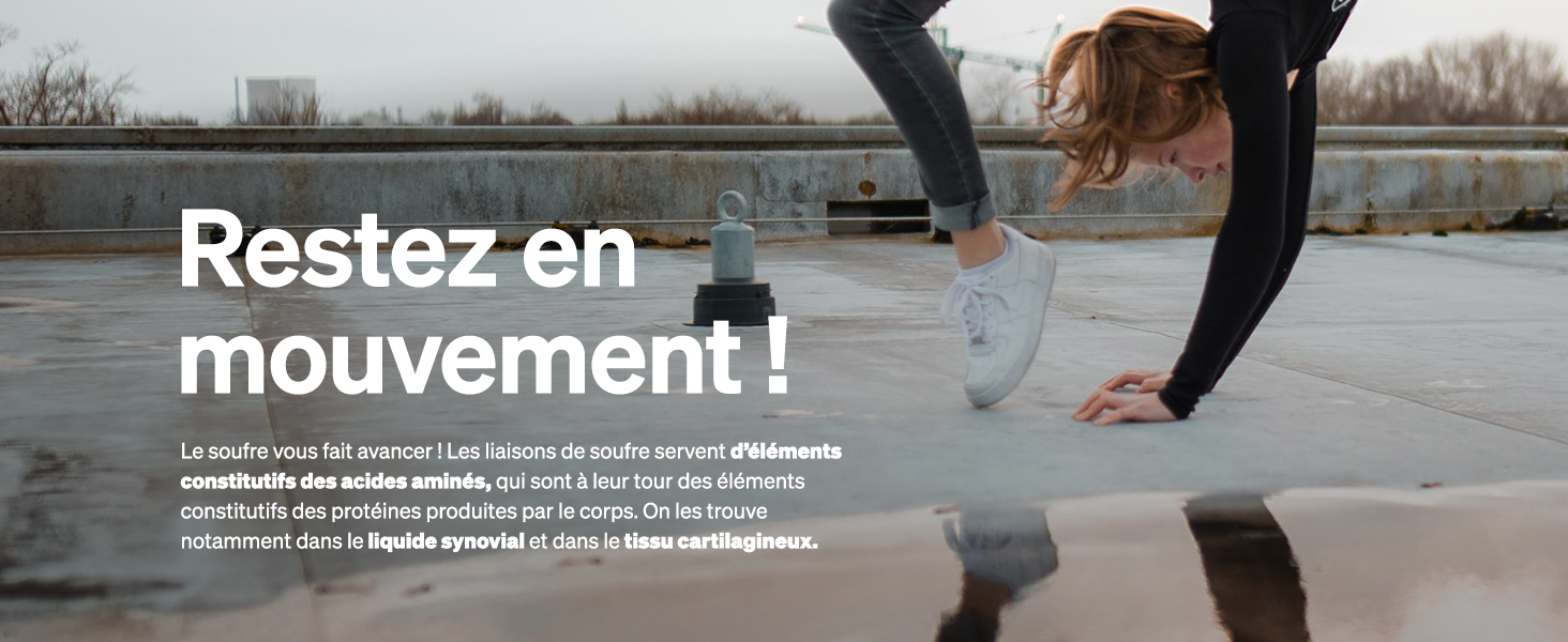 Personne portant des chaussures de sport et des leggings en équilibre sur un pied sur un toit. Le texte en français encourage à rester en mouvement.