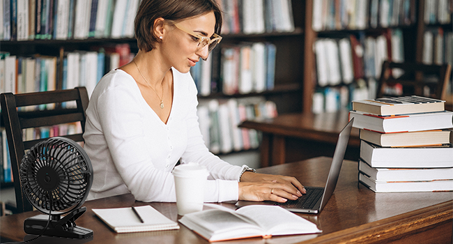 The clip fan can be used while charging. It is convenient for desktops, office.