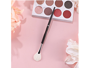 Fan brush for powder makeup