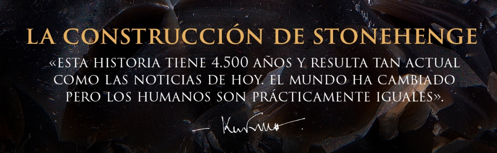 El texto dice «LA CONSTRUCCIÓN DE STONEHENGE» seguido de un texto en español que describe la historia de Stonehenge. Gráfico informativo en blanco y negro sobre el antiguo monumento.