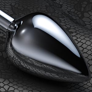 Nahaufnahme eines metallischen tropfenförmigen Objekts mit reflektierender Oberfläche vor einem strukturierten schwarzen Hintergrund, der