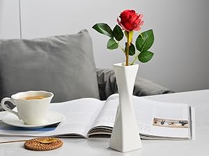 ウエストのデザインはシンプルにエレガントで、花の美しさを引きだしてくれます。