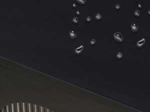 Dunkles Bild mit mehreren kleinen, hellen Punkten, die über den Rahmen verteilt sind und möglicherweise einen Nachthimmel oder eine reflektierende Oberfläche darstellen