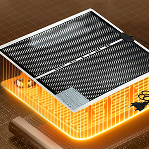 Bilderserie, die ein schwarzes Solarpanel oder ein ähnliches Gerät zeigt, das auf einer orange/bernsteinfarbenen Basis oder einem Montagesystem installiert oder montiert wird.