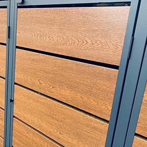 Dettaglio del telaio moderno della porta o del pannello in metallo grigio scuro con inserti orizzontali a doghe in legno in