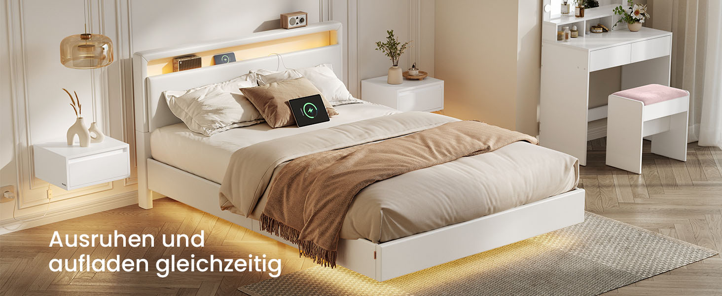 Modernes Schlafzimmer mit weißem Bettgestell, eingebauten Beistelltischen und gelber Akzentbeleuchtung. Text auf Deutsch erwähnt gleichzeitiges Entspannen und Aufladen.