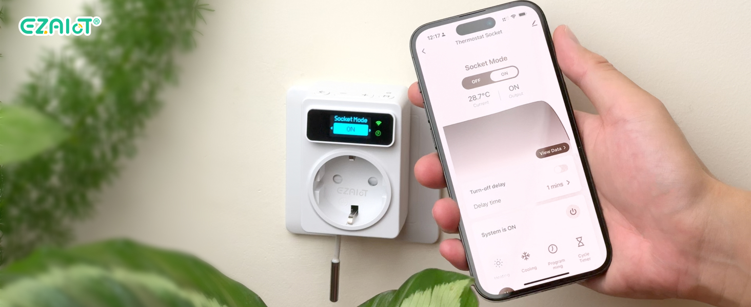 Smart-Plug-Gerät mit digitalem Display, das neben der Smartphone-App-Oberfläche zur Leistungsüberwachung und -steuerung angezeigt wird.