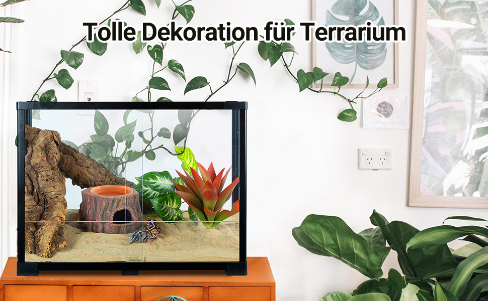 Terrariendisplay aus Glas mit Holzsockel, mit künstlichen Pflanzen, Steinen und dekorativen Elementen. Der Titel gibt den Zweck der Terrariendekoration