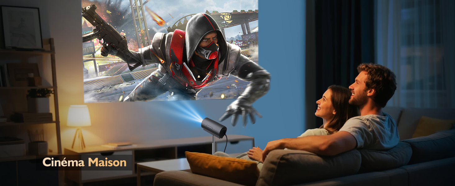 Deux personnes assises sur un canapé regardent une grande scène de jeu ou de film en 3D projetée montrant un personnage en pleine action sur un fond clair