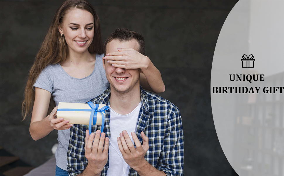 Donna sorprende l'uomo con un regalo, coprendosi gli occhi mentre tiene in mano un regalo incartato. Il testo sovrapposto recita «Unique Birthday