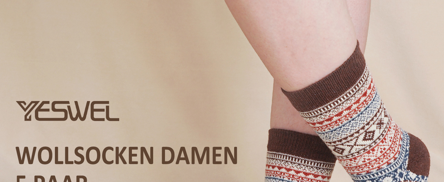 Der Text lautet „YESWEL“ und „WOLLSOCKEN DAMEN“. Nahaufnahmen von gemusterten Socken mit roten und weißen Motiven im nordischen Stil.