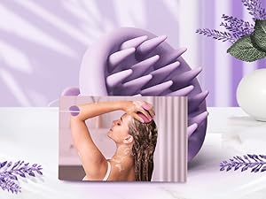 Lavendelfarbenes Massagegerät mit stacheligen Vorsprüngen neben dem Bild einer Person, die sich die Haare wäscht. Dekorative Lavendelzweige rahmen