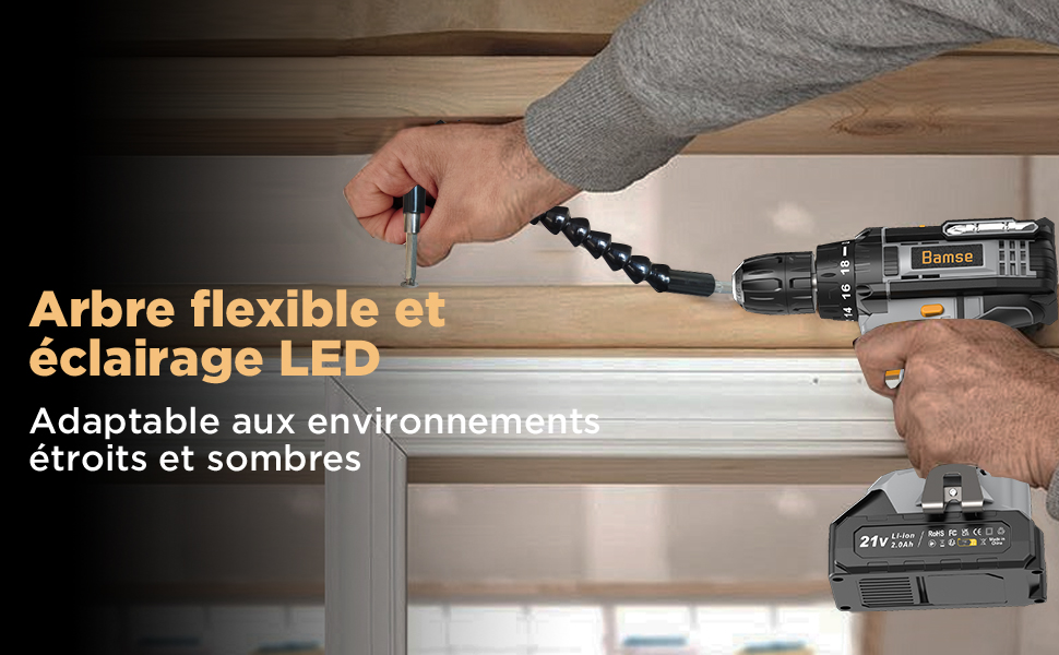 avec rallonge flexible et lampe LED utilisée dans un espace restreint. Les mains font preuve de fonctionnement, soulignant leur capacité d'adaptation aux zones étroites et sombres