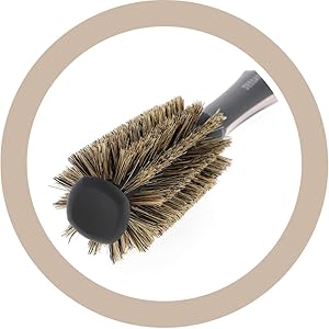 Brosse à cheveux ronde avec poils naturels et manche noir, représentée à l'intérieur d'une bordure circulaire beige