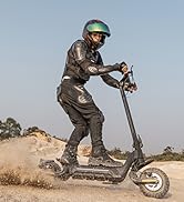 Serie de imágenes de acción que muestran a un piloto realizando acrobacias en un scooter todoterreno, levantando tierra mientras recorre un terreno accidentado.