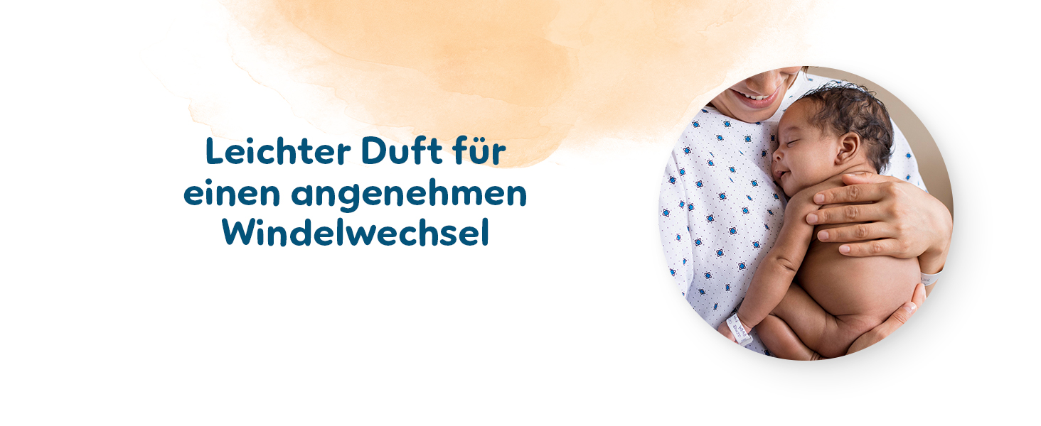 Baby auf der Brust der Mutter und Text über den leichten Duft der Feuchttücher.