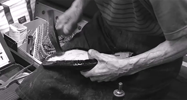 職人の手仕上げの様子