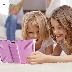 Due bellissime bimbe gioiscono il gioco sul tablet per bambini "Fotyna"