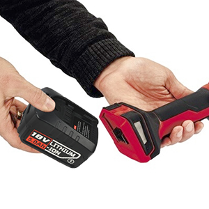 Des mains démontrant l'utilisation de deux lecteurs de codes-barres portables. Un scanner est noir, l'autre rouge et noir.