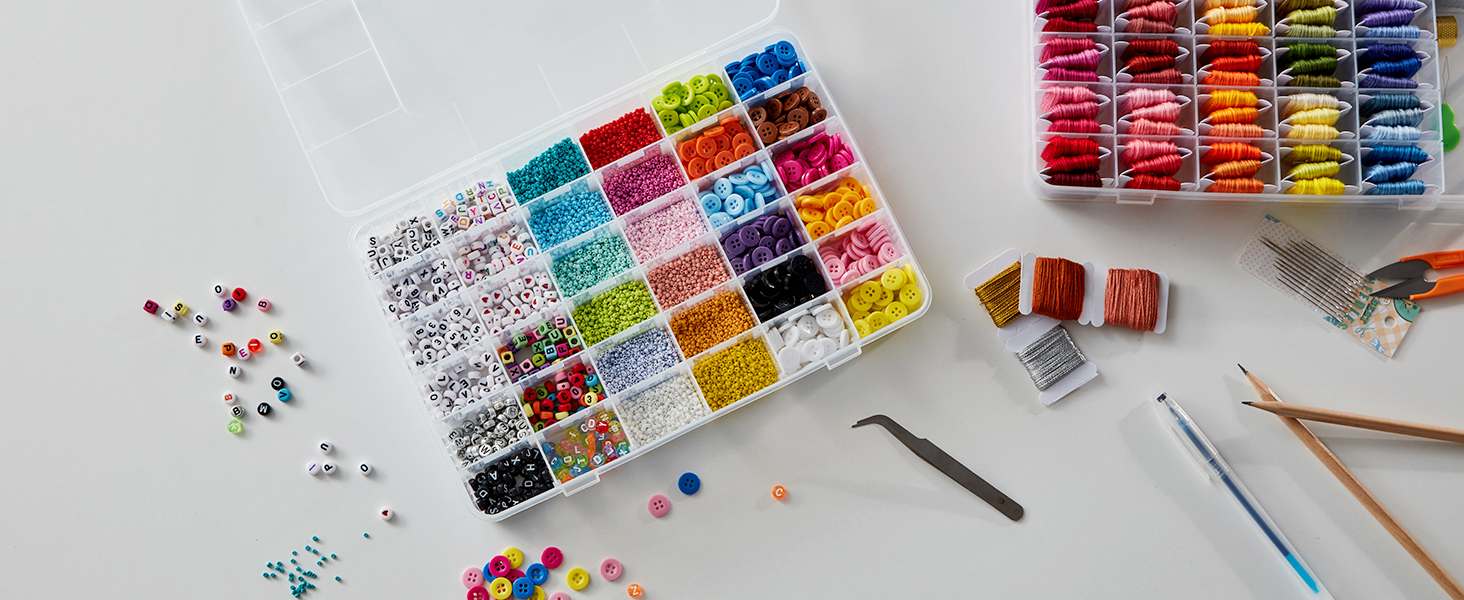 eine Schachtel mit Perlenschmuck für die Schmuckherstellung