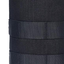 Primer plano de tela negra con múltiples correas o bandas horizontales, que muestra detalles de textura y refuerzo