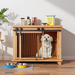 Hundebox aus Holz mit Scheunenschiebetür, oberer Ablage zur Aufbewahrung und Metallstangen. Kleiner weißer Hund im Inneren, Futternäpfe vorne