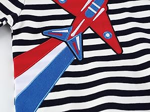 Abfolge dekorativer Elemente mit roten und blauen geometrischen Formen vor einem schwarz-weiß gestreiften Hintergrund. Progressive Bewegung, die auf mehreren Feldern angezeigt wird.
