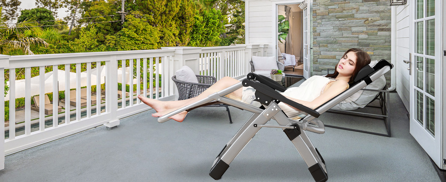 Zero gravity verstelbare stoel op buitenveranda met witte reling. De stoel is voorzien van verstelbare posities en zwart gaasmateriaal.