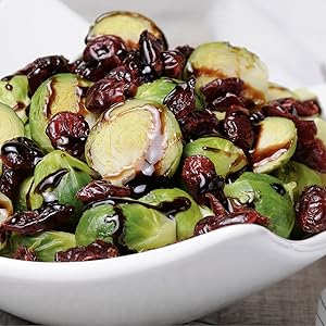 Secuencia que muestra la instalación de amarres o anclajes de construcción metálicos que se colocan entre ladrillos de arcilla roja durante los trabajos de albañilería.