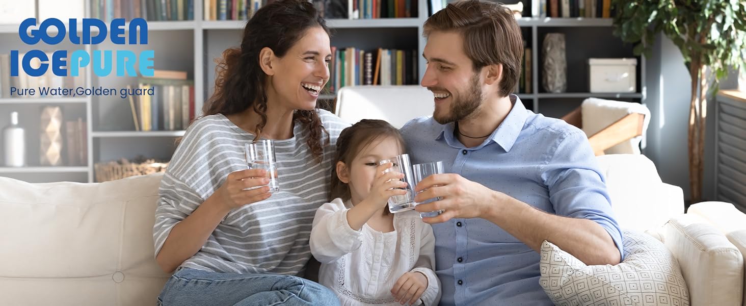 Familia de tres personas bebiendo agua de vasos en un sofá. En la esquina superior izquierda se ve el logotipo azul del enfriador de agua «Golden Ice Pure