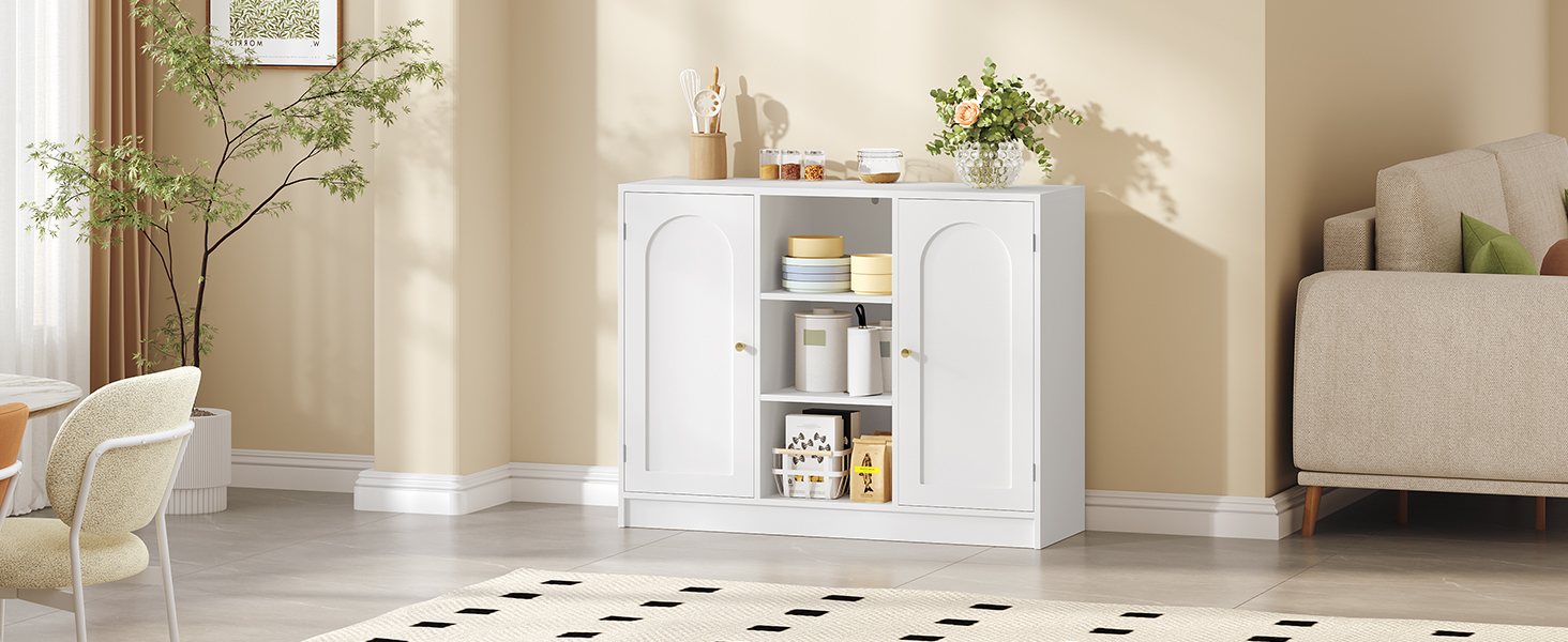 Weißer Holzschrank mit zwei Türen und offenen Regalen in der Mitte. An einer beigen Wand in einem Wohnzimmer platziert, mit Dekorationsgegenständen darauf