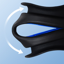 Detalle de primer plano de un componente negro del dispositivo que muestra un elemento de diseño curvo con detalles en azul visible sobre un fondo claro