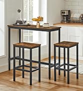 ein quadratischer Tisch mit einem Hocker