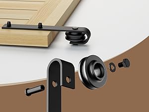 mit schwarzen Metallrollen, Schienen und Halterungen. Die Nahaufnahme zeigt die Montagedetails für die Installation einer hellen Holztür