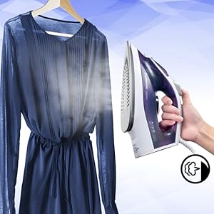 التخلص من التجاعيد على الملابس المعلقة
