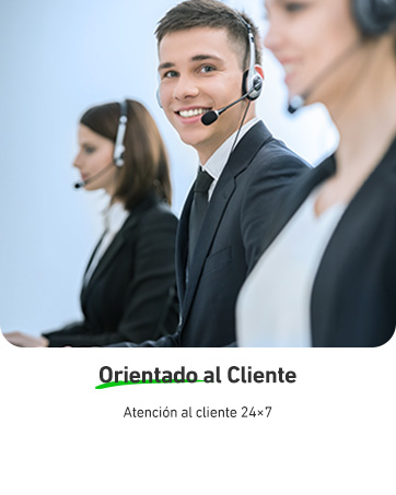 Representantes del servicio de atención al cliente que usan auriculares en un entorno de oficina. Tres personas visibles, centradas en las computadoras, que brindan una atención al cliente atenta
