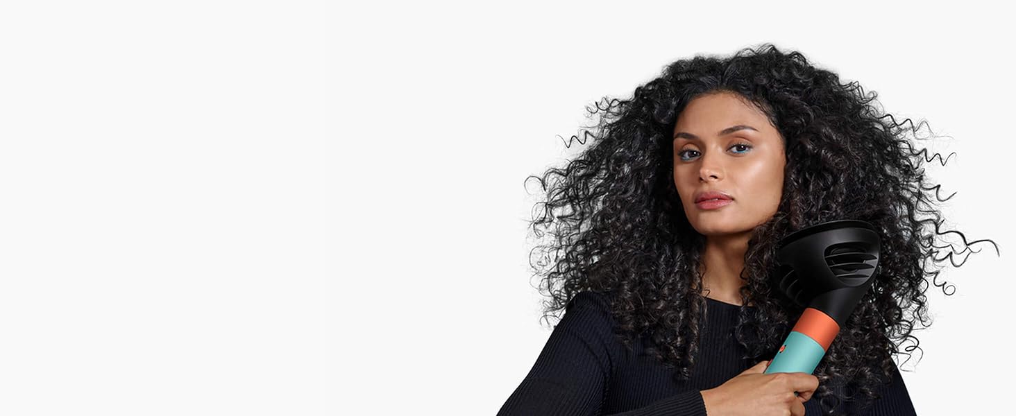 A model with dark hair uses the Wave+Curl diffuser to enhance her natural curls.
