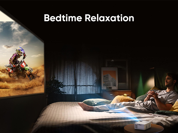Heimkino-Setup, das eine projizierte Motocross-Szene auf einer großen Leinwand zeigt, während sich jemand auf dem Bett zurücklehnt, um ein unterhaltsames Zuschauererlebnis vor dem Schlafengehen zu bieten