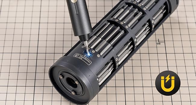 Schwarzes zylindrisches Gerät mit belüftetem Design und blauem LED-Licht. Verfügt über eine hervorstehende Metallspitze und sieht aus wie ein Spezialwerkzeug oder Instrument auf einem Gitterhintergrund