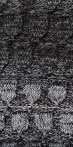 Particolare di sciarpa con cappuccio materiale stampato col. Nero/Grigio