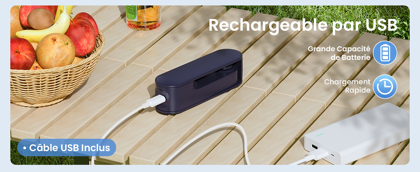 Appareil électronique noir avec capacité de chargement USB affiché sur une surface en bois, avec câble de charge et voyants visibles.