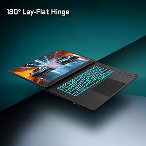 Le texte se lit comme suit : Ordinateur portable ou tablette « 180° Lay-Flat Hinge » montrant une scène de jeu avec clavier éclairé, démontrant une capacité de pliage à 180 degrés.