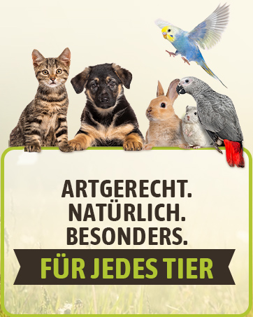 Der Text lautet „ARTGERECHT. NATÜRLICH. BESONDERS. FÜR JEDES TIER. Werbung mit Haustiermotiv, die Katze, Hund, Kaninchen, Papagei und Wellensittich vor cremefarbenem Hintergrund zeigt.