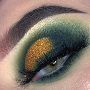 Silky- Smooth and Highly Pigmented Metallic Eyeshadow 