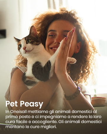 Un gatto bianco e grigio tenuto in braccio da una persona con i capelli ricci. Il gatto guarda direttamente la telecamera, mentre il viso della persona è parzialmente visibile