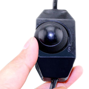 Schwarzes Handgerät mit sphärischem Trackball oder Steuerschnittstelle, das mit dem Finger vor weißem Hintergrund bedient wird.