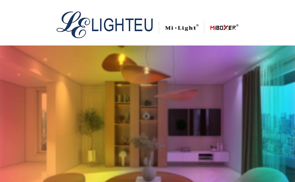 Innenraum mit dramatischen farbigen Lichteffekten, der Räume zeigt, die in lila, blau und bernsteinfarben Licht getaucht sind.