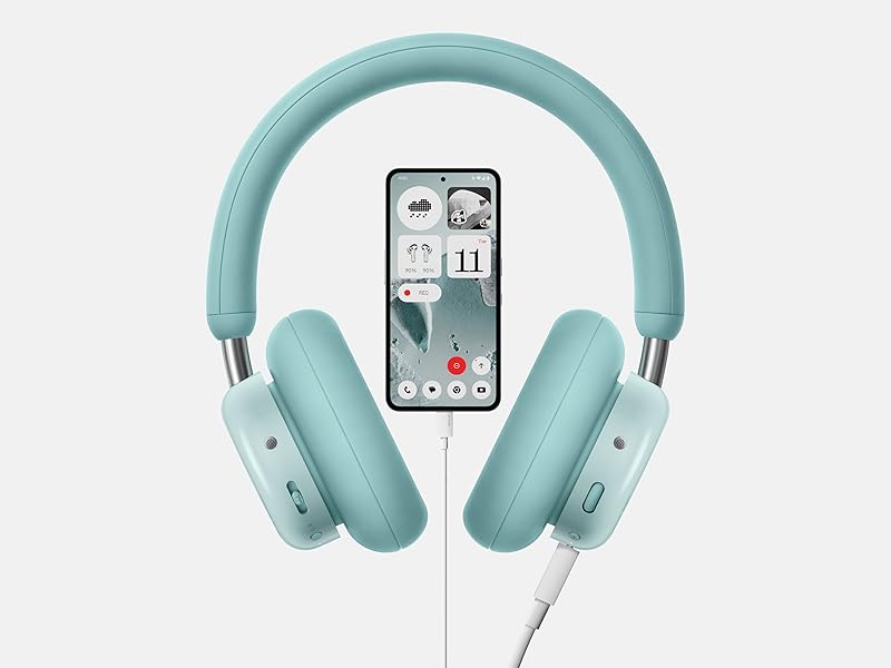 Auriculares supraaurales de color verde menta con pantalla de teléfono que muestra la interfaz entre los auriculares. Fotografía limpia del producto sobre fondo blanco.